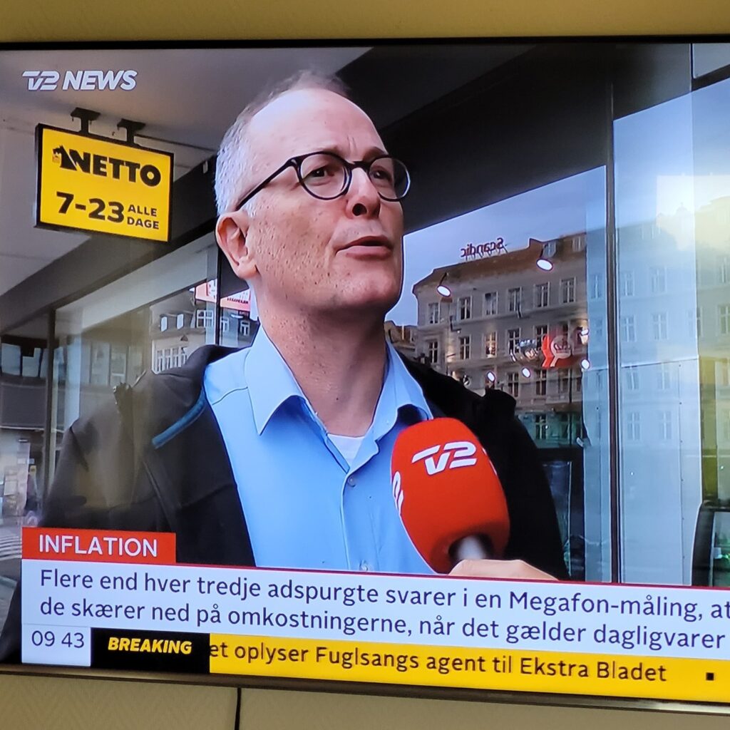 TV2 News interviewer forbrugerekspert Ashley Brereton på TV2 News. dag står jeg foran Netto på Vesterbrogade i København. Jeg bliver interviewet af TV2 News (TV 2 DANMARK A/S). En forbrugerøkonom forklare at priserne er steget og det påvirker forbrugerne og deres indkøbsvaner.